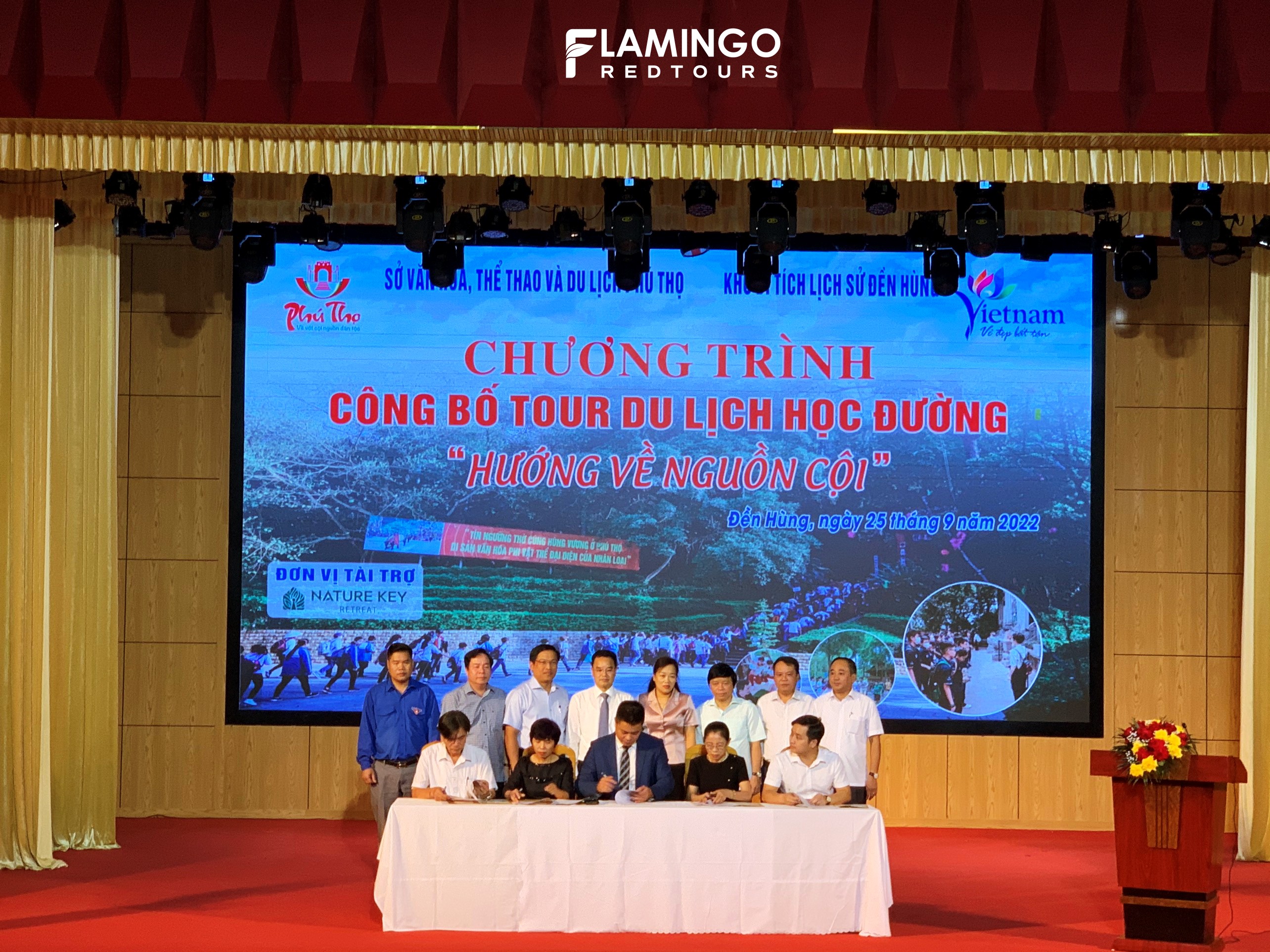 Lễ ký kết thỏa thuận hợp tác giữa các doanh nghiệp lữ hành Hà Nội với các nhà cung cấp dịch vụ tại Khu DTLS Đền Hùng